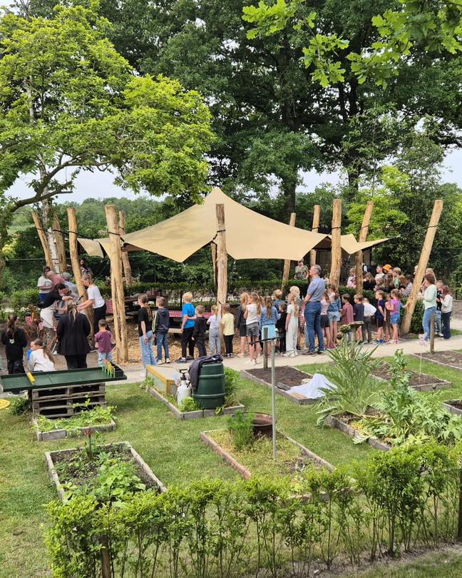 Het buitenlokaal in de kloostertuin