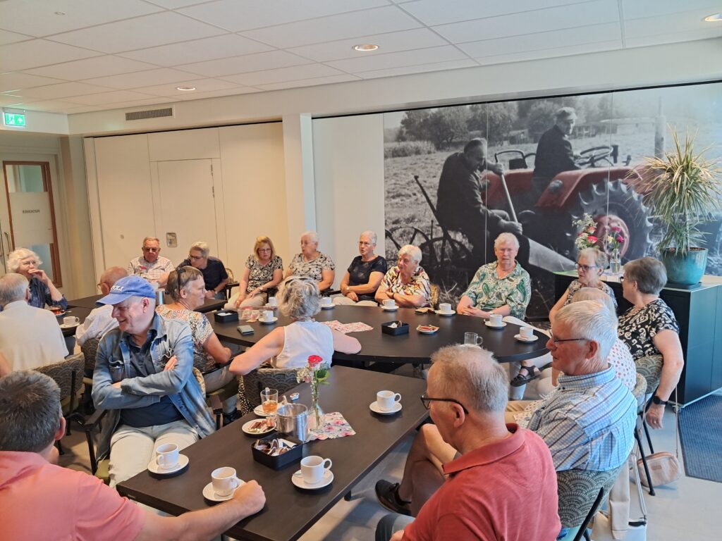Op de koffie, mensen drinken samen koffie