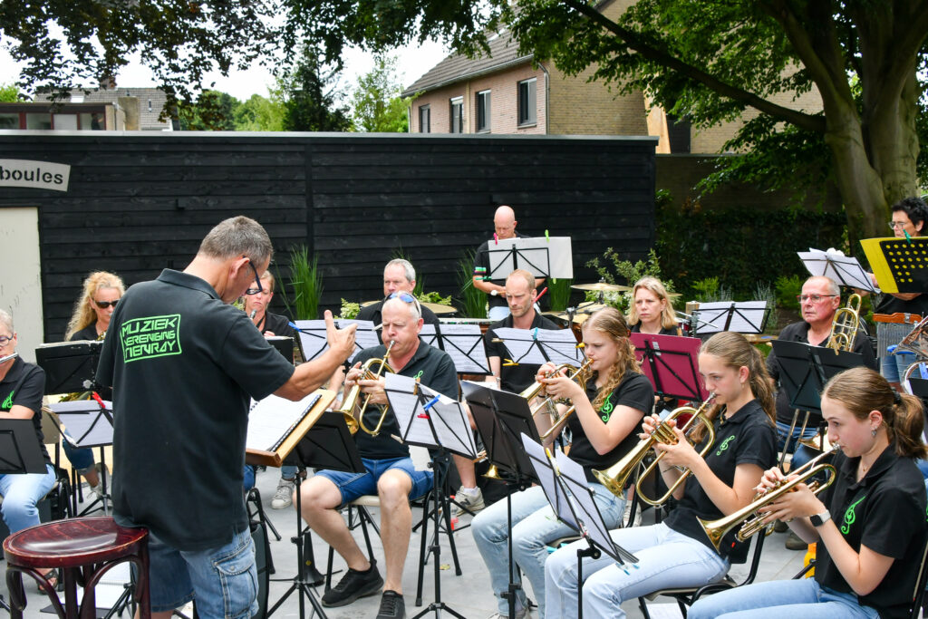 Muzikanten maken muziek op buitenterrein