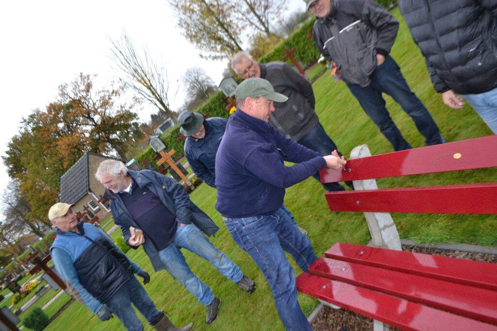 Vrijwilligers druk in de weer begraafplaats Banholt