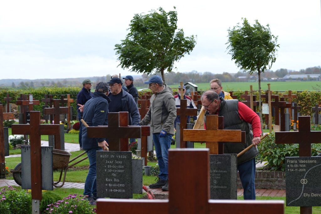 Vrijwilligers aan het werk op begraafplaats Banhol