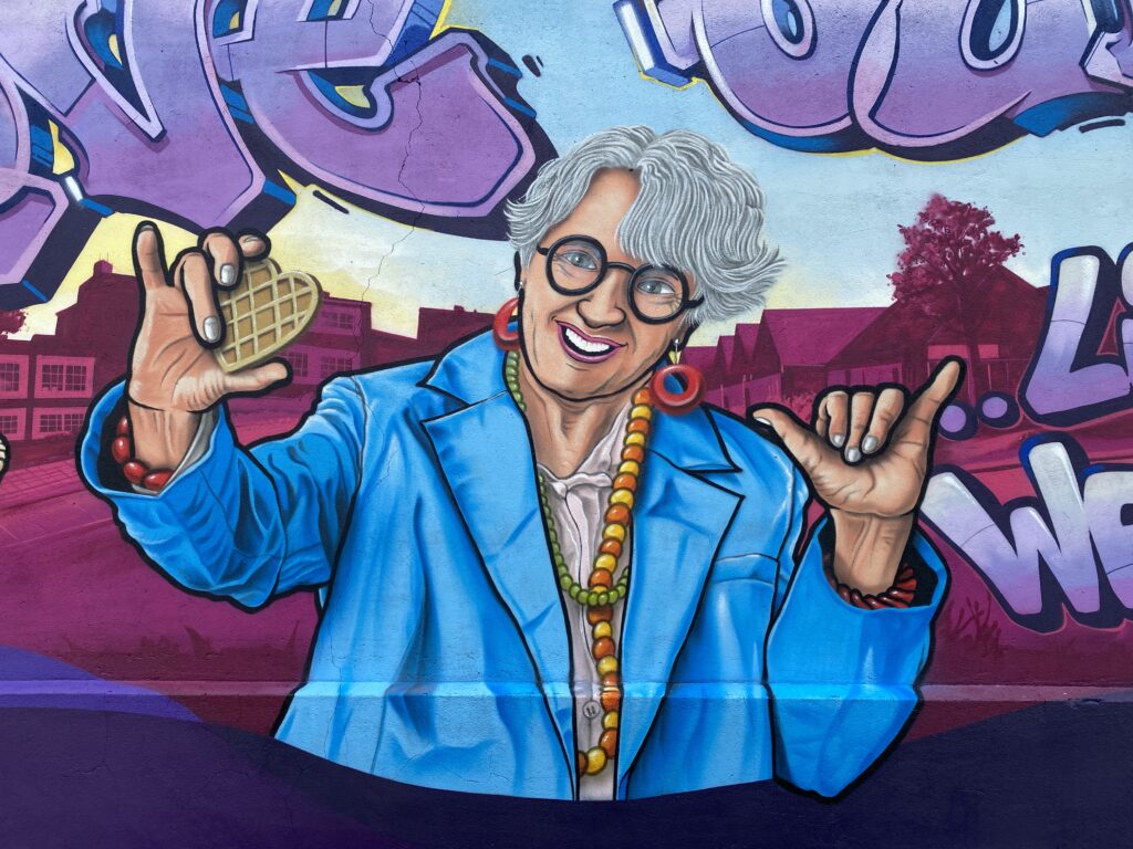 Mural in teken van Venlo Zuid project met een vrouw die liefde voor de buurt toont