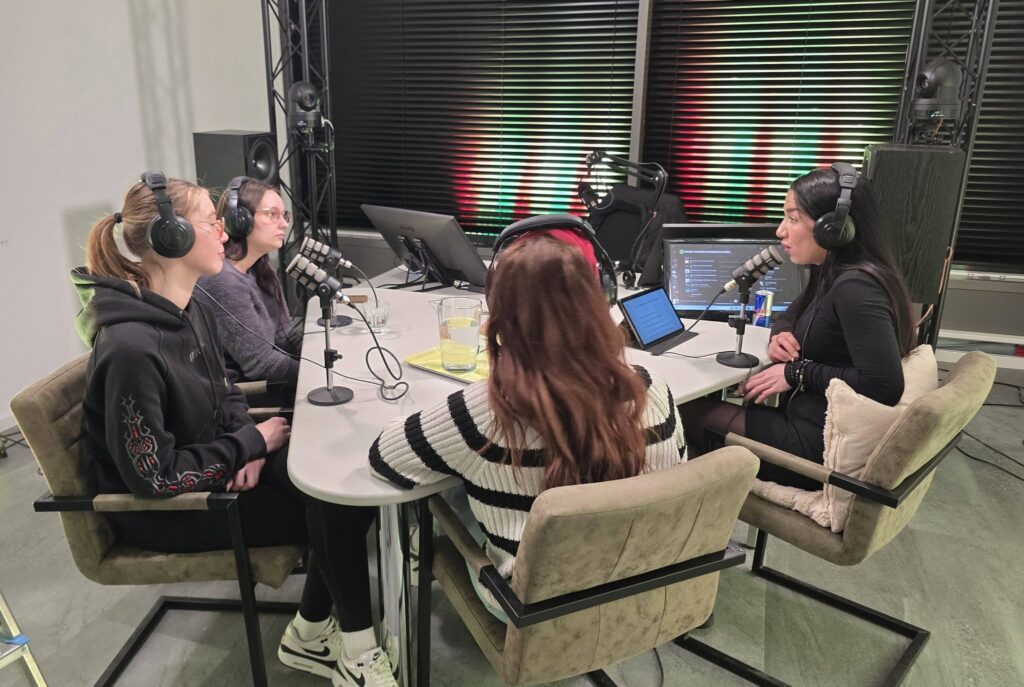Deelnemers in de studio om hun podcast te doen